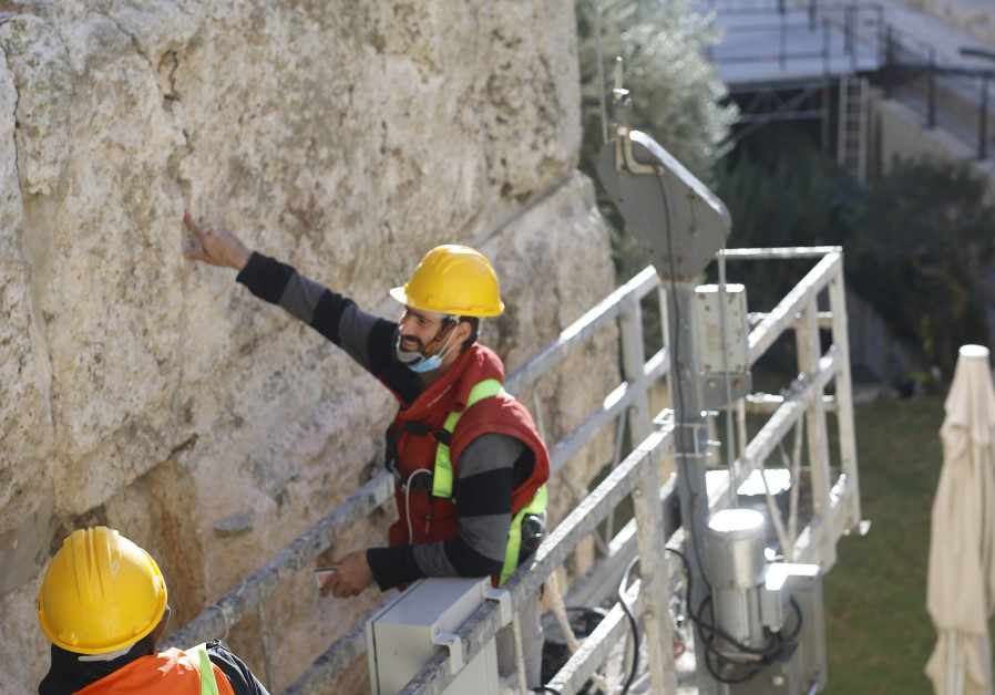  conservation work taking place at the Phasael tower. A wide crack running from top to bottom is threatning the tower's entire structural integrity. (Credit: Tower of David Museum)