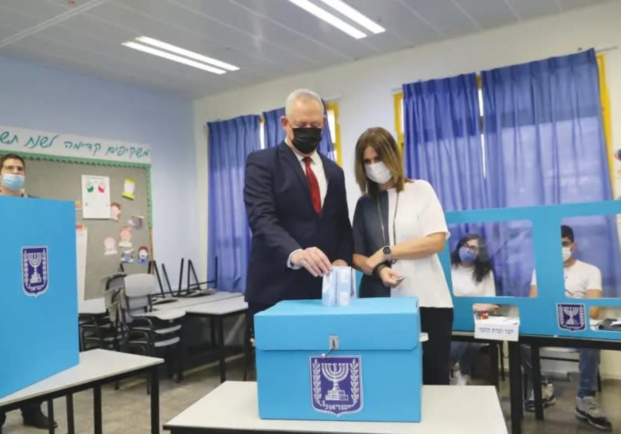 Blue and White leader Benny Gantz votes with his wife, Revital, in Rosh Ha’ayin (Photo Credit: ELAD MALKA)
