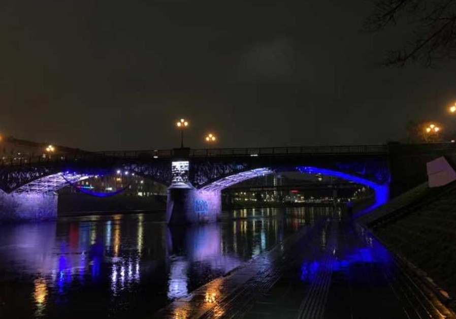 The four bridges of Vilnius, Lithuania are illuminated in blue and white for Israel's 73rd Independence Day April 15, 2021. (Credit: FOREIGN MINISTRY)