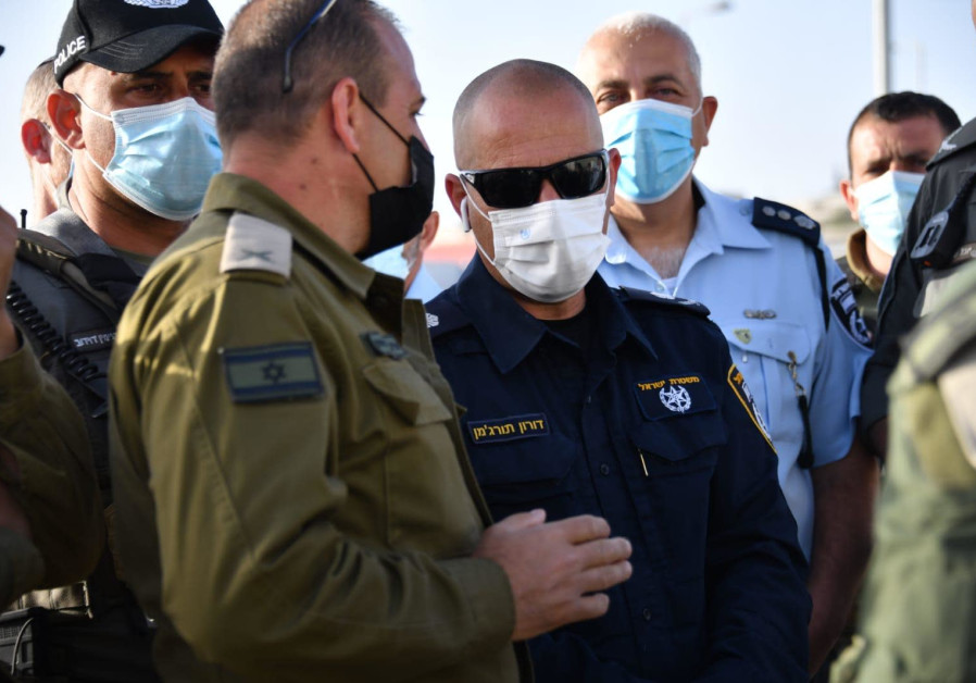 Commander of the Jerusalem District Doron Turjeman holding a situation evaluation ahead of the first Friday prayers of Ramadan in Jerusalem, April 16, 2021 (Credit: Police Spokesperson's Unit)