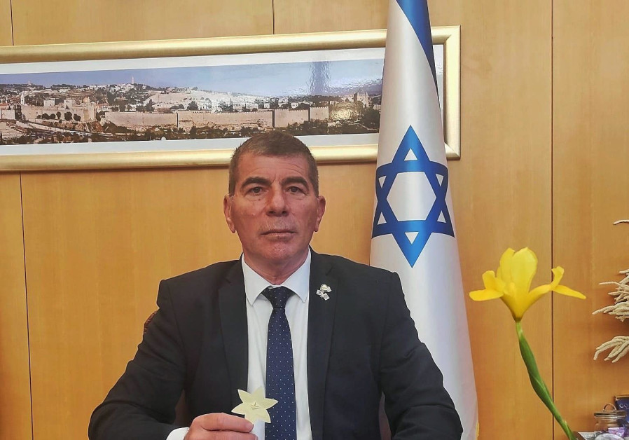 Israel's Foreign Minister Gabi Ashkenazi mobilized for the "Yellow Daffodils" campaign to mark the 78th anniversary of the Warsaw Ghetto Uprising.  (Foreign Ministry)