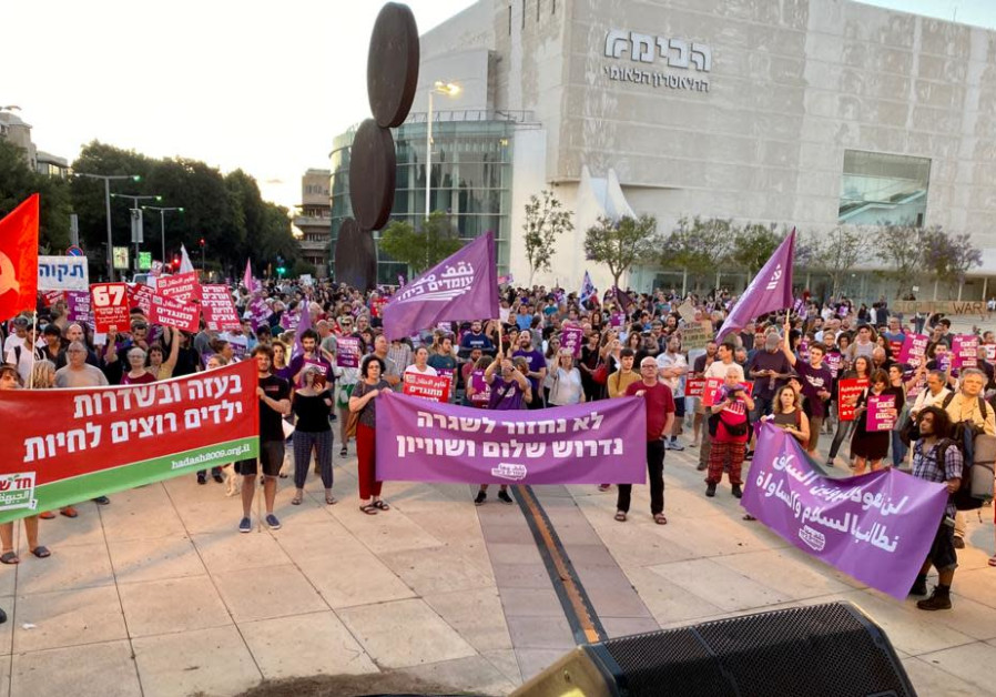 Demonstrators in Tel Aviv are seen holding signs advocating for equality for all and an end to the ongoing military operation in Gaz, May 15th 2021. (Credit: Omdim Beyachad)
