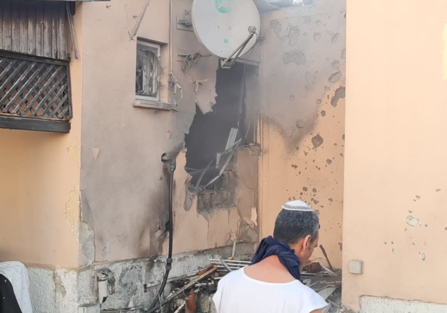 A rocket that fell in Sderot directly hit a residential home on Wednesday, May 19, 2021. (Credit: Sderot Municipality)