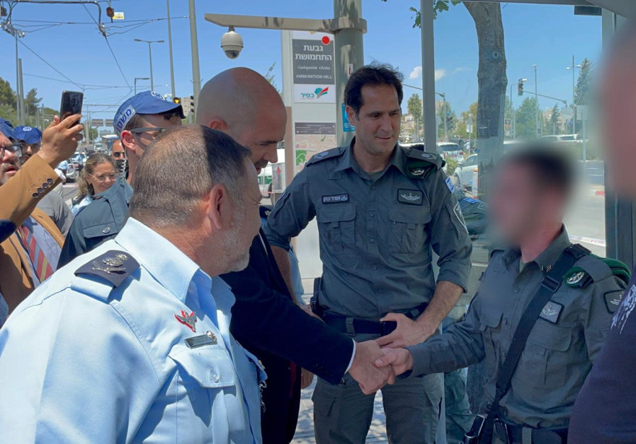 Police Commissioner Kobi Shabtai and Public Security Minister Amir Ohana thank the Border Police officer who subdued the terrorist, Monday, May 24, 2021 (Police Spokesperson's Unit)