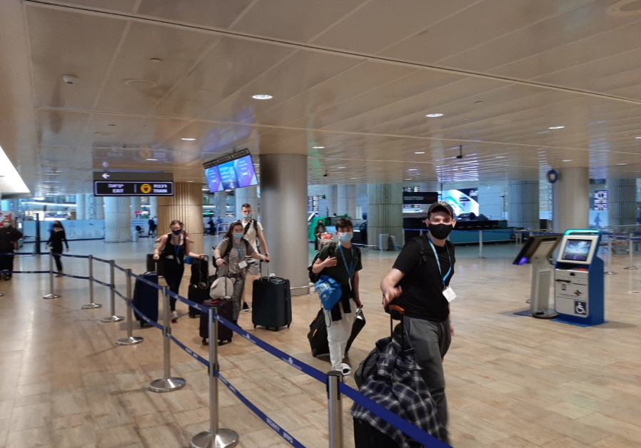First birthright group lands in Ben-Gurion Airport after year-long pause (Courtesy of Birthright Israel).