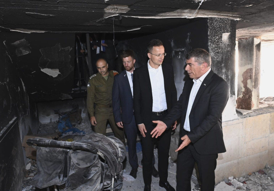 Israeli foreign minister meets with Hungarian counterpart at site of Petah Tikva rocket hit (Photo Credit: Foreign Ministry).