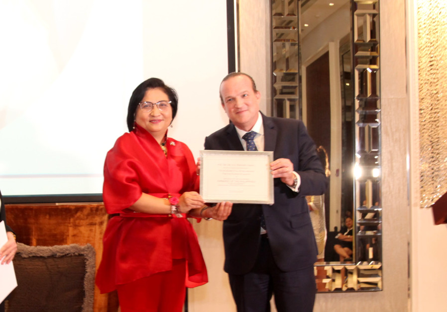 Left to right, The Republic of the Philippines Ambassador to the UAE, H.E Hjayceelyn M. Quintana and H.E. Dr. Dr. h.c. Raphael Nagel (Credit: Abrahamic Business Council)