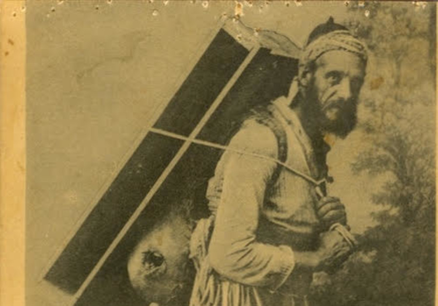 A Jewish porter in Salonica, early 20th century. From the Joseph and Margit Hoffman Judaica Postcard Collection, the Folklore Research Center at the Mandel Institute of Jewish Studies, the Hebrew University of Jerusalem. (Photo credit: National Library of Israel Digital Collection)