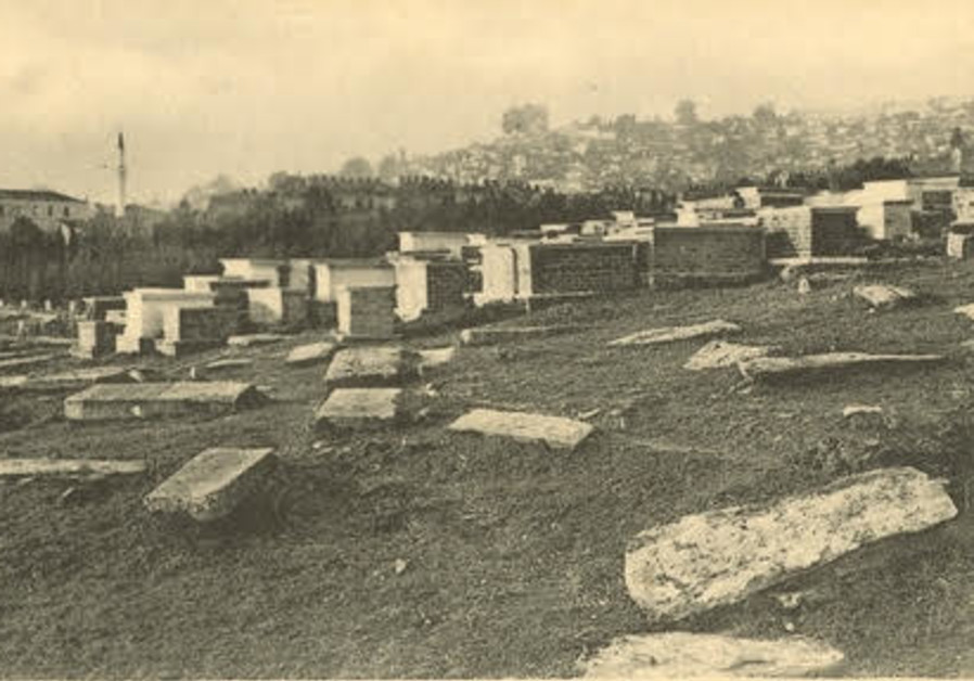 View of Salonica from the Jewish cemetery around the time of World War I. From the Joseph and Margit Hoffman Judaica Postcard Collection, the Folklore Research Center at the Mandel Institute of Jewish Studies, the Hebrew University of Jerusalem. (Photo credit: National Library of Israel Digital Collection)