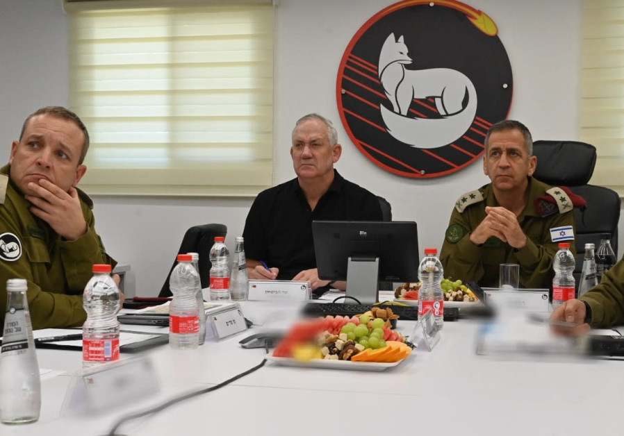 Defense Minister Benny Gantz and IDF chief of staff Aviv Kohavi at a operational briefing in the IDFs Southern Command, June 8, 2021. (ARIEL HERMONI/DEFENSE MINISTRY)