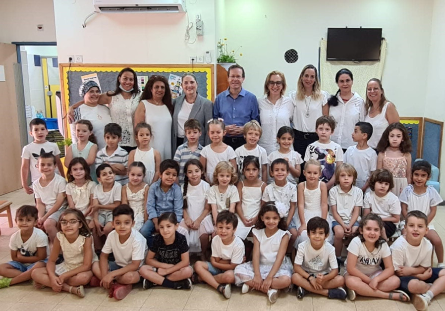 PRESIDENT-ELECT Isaac Herzog and his wife, Michal, with teachers and children at the Shibolim Kindergarten. (Courtesy)