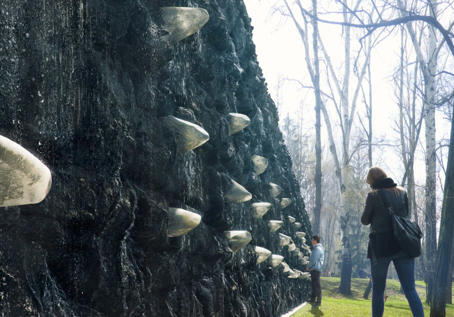 The Crystal Wall of Crying art installation. (Credit: BABYN YAR HOLOCAUST MEMORIAL CENTER)