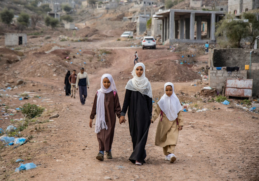 13-year-old Kholood (C) and her two sisters, Jana and Anhar, go to school, Taizz, Yemen, Feb. 2021. (Credit: UNICEF/Al-Basha)