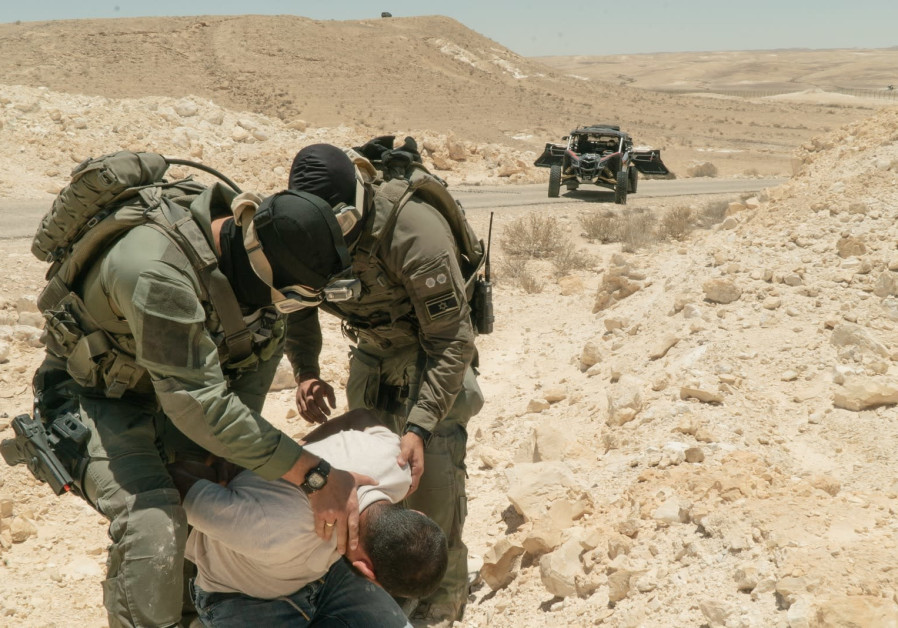 IDF simulates arrest of drug smugglers on Egyptian border (Credit: IDF Spokesman's Unit)
