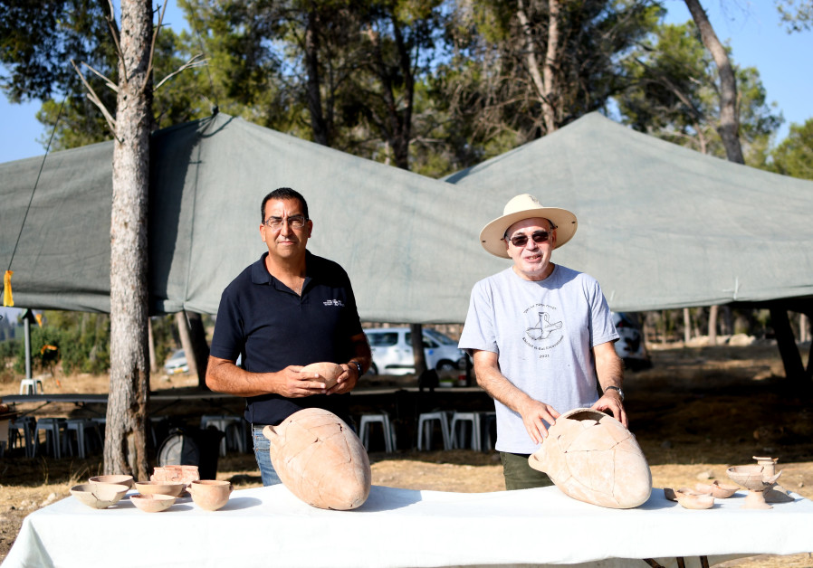 Prof. Garfinkel and Ganor at Khirbat er-Ra‘i. (Credit: Yoli Schwartz Israel Antiquities Authority)