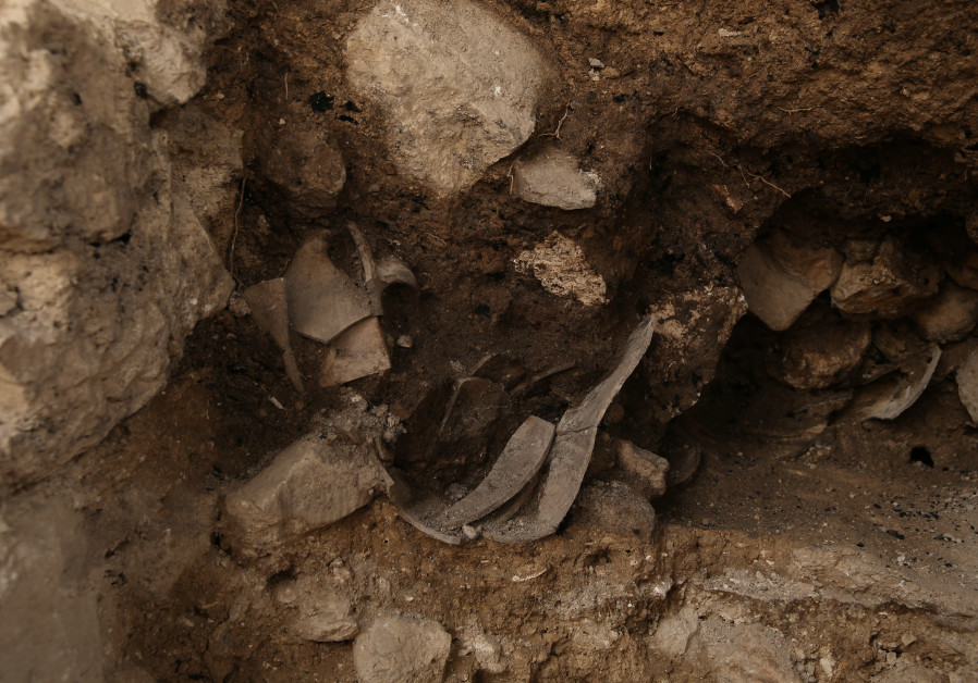 Restes de destruction découverts près du mur lors de fouilles précédentes. (Crédit : ELIYAHU YANAI/ARCHIVES DE LA VILLE DE DAVID)