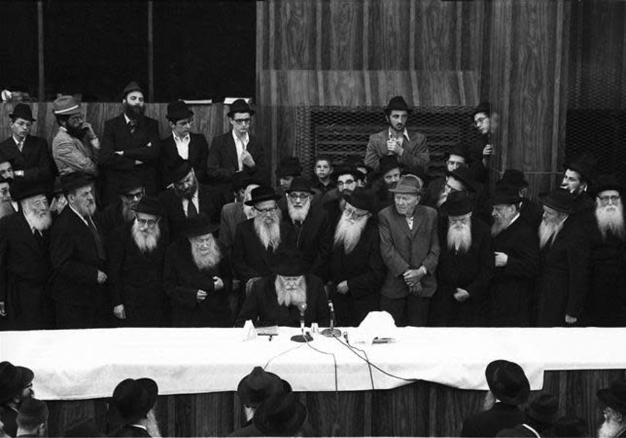The Rebbe delivers a Chassidic discourse on Sept. 4, 1975. Reb Yoel, whose hat can be seen directly in front of the Rebbe, would listen, memorize, absorb and then transcribe the discourse, which he would then hand in to the Rebbe for editing. (Credit: JEWISH EDUCATIONAL MEDIA/THE LIVING ARCHIVE)