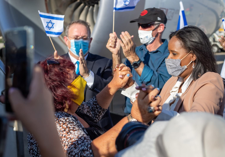 Minister of Aliyah and Integration Pnina Tamano-Shata and Chairman of the World Zionist Organization and the Acting Chairman of the Executive of The Jewish Agency Yaakov Hagoel greeting the French olim as they depart the airplane in Israel. (NOGA MALSA)