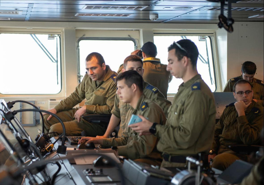 Se ven soldados dentro del INS Magen, el barco de misiles corbeta Sa'ar 6 de la Armada israelí. (Crédito de la foto: Unidad del Portavoz de las FDI)