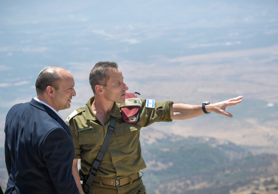 PM Naftali Bennet and Northern Command commander Maj. -Gen. Amir Baram, on Israel's northern border, August 3, 2021