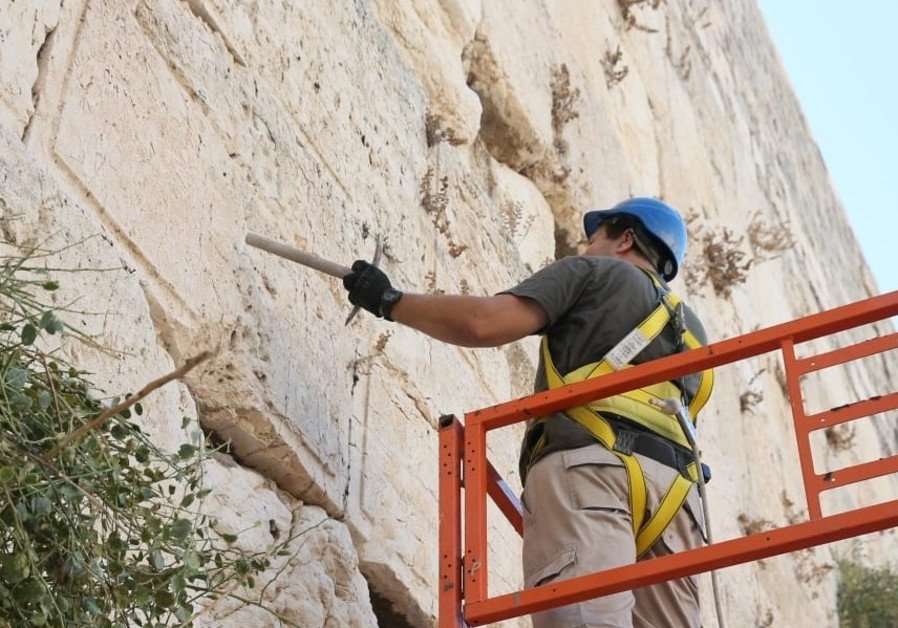  Inspection of the Western Wall stones ahead of the High Holy Days (Credit: WESTERN WALL HERITAGE FOUNDATION)
