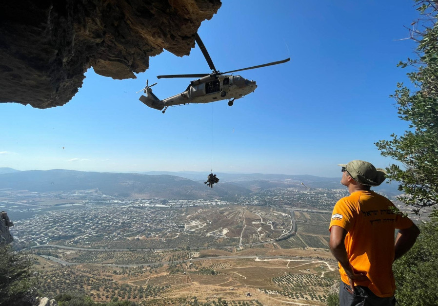 A search-and-rescue helicopter from the IDF's 669 unit evacuates a 14-year-old boy who fell from a cliff, August 14th 2021. (Credit: GALILEE-CARMEL SEARCH AND RESCUE TEAM SPOKESPERSON)