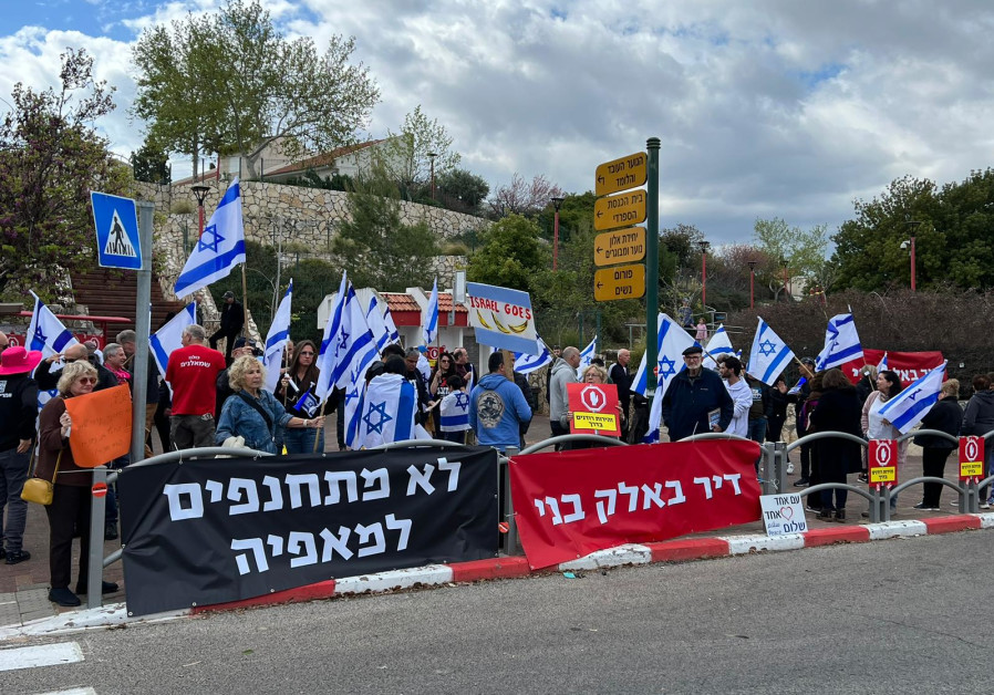 Israelis protest outside Gantz's home: 'Don't compromise on democracy'