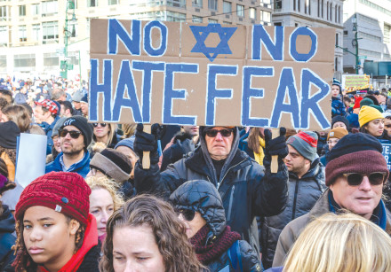MILES DE neoyorquinos se reunieron en Foley Square la semana pasada en No Hate.  Sin miedo.  marcha solidaria contra el auge del antisemitismo