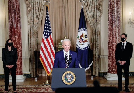 El PRESIDENTE DE EE.UU., Joe Biden, pronuncia un discurso sobre política exterior mientras la vicepresidenta de EE.UU., Kamala Harris, y el secretario de Estado de EE.UU., Antony Blinken, escuchan durante una visita al Departamento de Estado en Washington la semana pasada.
