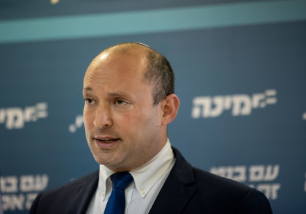 El jefe del partido Yamina, Naftali Bennett, da una conferencia de prensa en la Knesset, el parlamento israelí en Jerusalén, el 5 de mayo de 2021. 