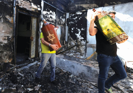 TORAH SCROLLS se retiraron el miércoles de una sinagoga en Lod que fue incendiada por residentes árabes la noche anterior.