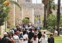 HUNDREDS OF tourists walk towards Jaffa Gate in Jerusalem
