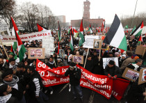 Los manifestantes participan en una marcha pro Palestina en Berlín el 10 de enero de 2009. Más de 6000 personas gritaron consignas antiisraelíes para protestar contra los ataques aéreos y la acción militar en la Franja de Gaza, dijo la policía el sábado.