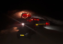 Police and Search and Rescue forces search for two US tourists who went missing on a trail.