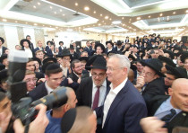 Blue and White leader Benny Gantz at UTJ Yaakov Asher's son's wedding