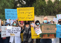 Lab workers demonstrate outside of Prime Minister's Residence amid strike
