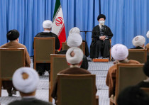El líder supremo de Irán, el ayatolá Ali Khamenei, se reúne con miembros de la Asamblea de Expertos en Teherán, Irán, el 22 de febrero de 2021.