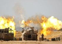 Se ve al Cuerpo de Artillería de las FDI disparando contra Gaza luego de los bombardeos pesados ​​de cohetes y misiles lanzados contra Israel desde la Franja, el 12 de mayo de 2021.
