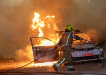 La policía israelí fue vista en las calles de la ciudad central israelí de Lod, donde anoche se incendiaron sinagogas y automóviles, así como tiendas dañadas, por los disturbios de residentes árabes en la ciudad, que aún continúan esta noche.  12 de mayo de 2021