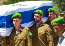 Se ve a los soldados de las FDI llevando el ataúd de St.-Sgt.  Omer Tabib, que murió en ataques desde Gaza.