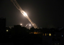 Militantes palestinos lanzan cohetes a Israel, en Gaza, el 13 de mayo de 2021.