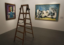 Una escalera se encuentra frente a dos pinturas de Pablo Picasso en el Museo de Israel en Jerusalén;  Picasso rompió las reglas de la pintura y la escultura