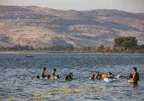 La gente disfruta y se baña en el Mar de Galilea (Kinneret) junto a la ciudad de Tiberíades el 23 de junio de 2015.  
