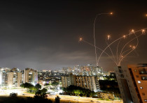 Se ven rayos de luz cuando el sistema antimisiles Cúpula de Hierro de Israel intercepta cohetes lanzados desde la Franja de Gaza hacia Israel, como se ve desde Ashkelon, Israel, 10 de mayo de 2021.