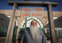 El restaurador israelí Uri Yirmias se encuentra frente a su restaurante de pescado de fama mundial 'Uri Buri' en la ciudad vieja de Acre, en 2016.
