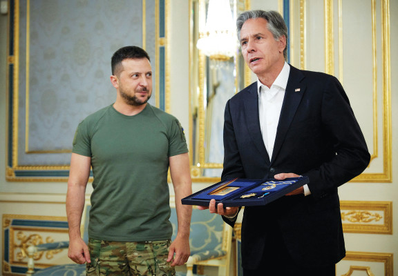 El secretario de Estado de EE. UU., Antony Blinken, recibe una Orden del Príncipe Yaroslav el Sabio de segundo grado del presidente de Ucrania, Volodymyr Zelenskiy, durante su visita a Kyiv el 8 de septiembre de 2022.