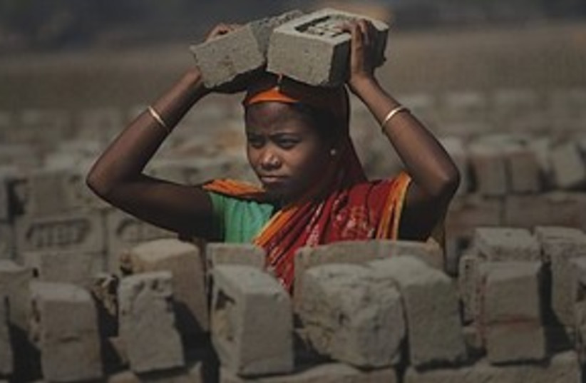 indian woman laborer 311 (photo credit: AP)