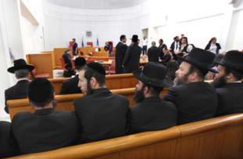 Haredim in court 311 (photo credit: Ariel Jerozolimski)