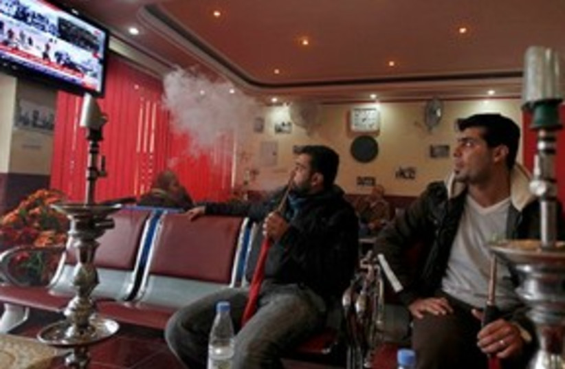 Iraqis watch Egyptain riots 311 (photo credit: AP)