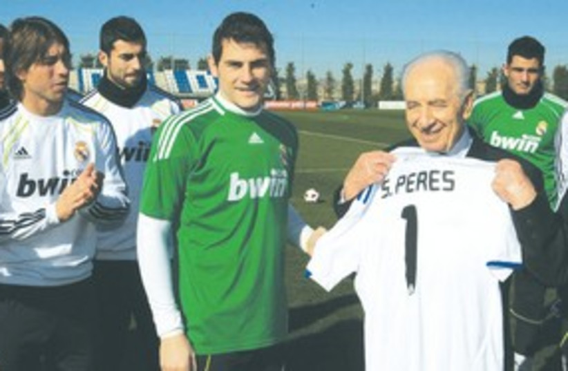 Peres with Real Madrid 311 (photo credit: Amos Ben Gersom/GPO.)